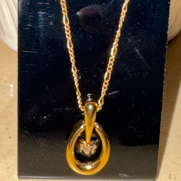 Nina Ricci Gold Pendant Necklace - Picture 6 of 7